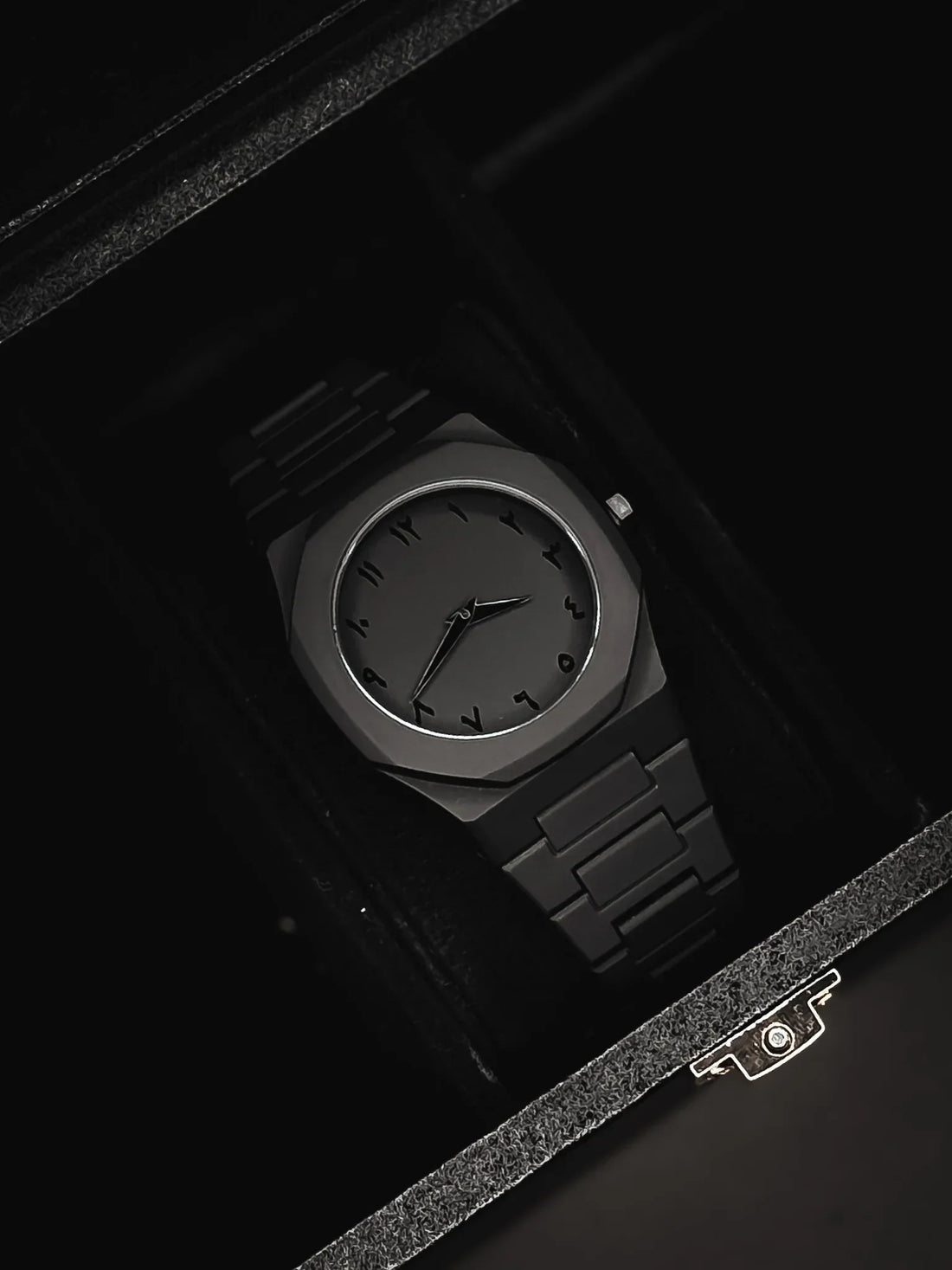 BLACK ARABIC AURA WATCH
